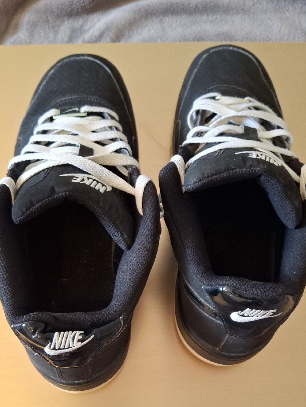Nike Air Men’s Black Sneakers with White Laces - Picture 4 of 7